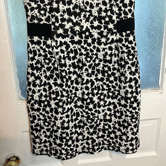 41 Hawthorn Women’s Black and White Patterned mink bodycon V neck Dress M - Picture 3 of 5